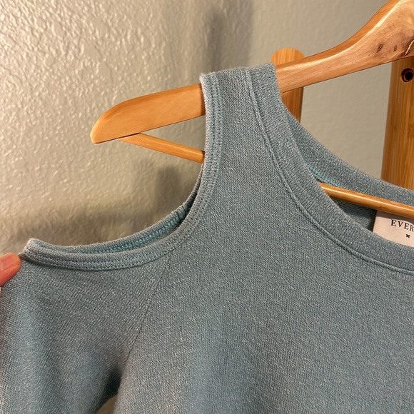 Everly Cold-Shoulder Long Sleeve top - Picture 2 of 9